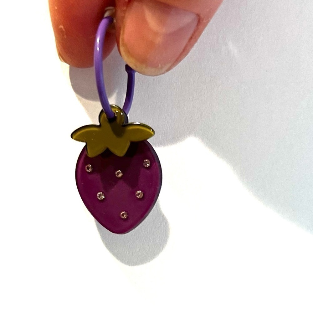90s purple strawberry plastic post earrings - Picture 4 of 4